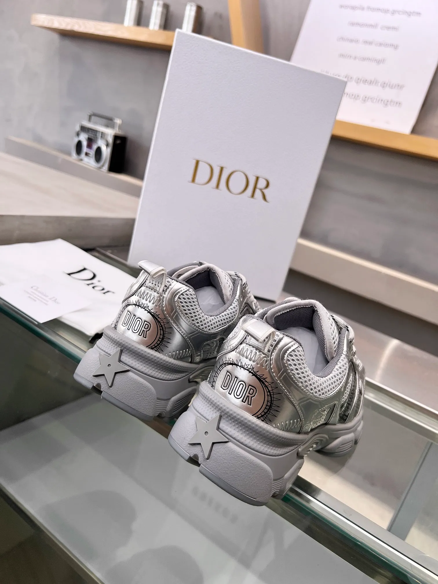 👟👟Ex-factory price 600👟👟 Women's shoes, women's clothing, women's shoes, women's clothing 2024's latest hot model Reba's brand new CHRONO shoes, the same model as Dior's DIOR, have a large amount of silver glossy structure and gray mesh material. The rebound of the sole has also been improved. The ultra-light outsole feels great👍👍👍. It has been increased by 5 centimeters. The recently popular thick-soled style makes you fall in love with it at first glance. The size is 35-40.
